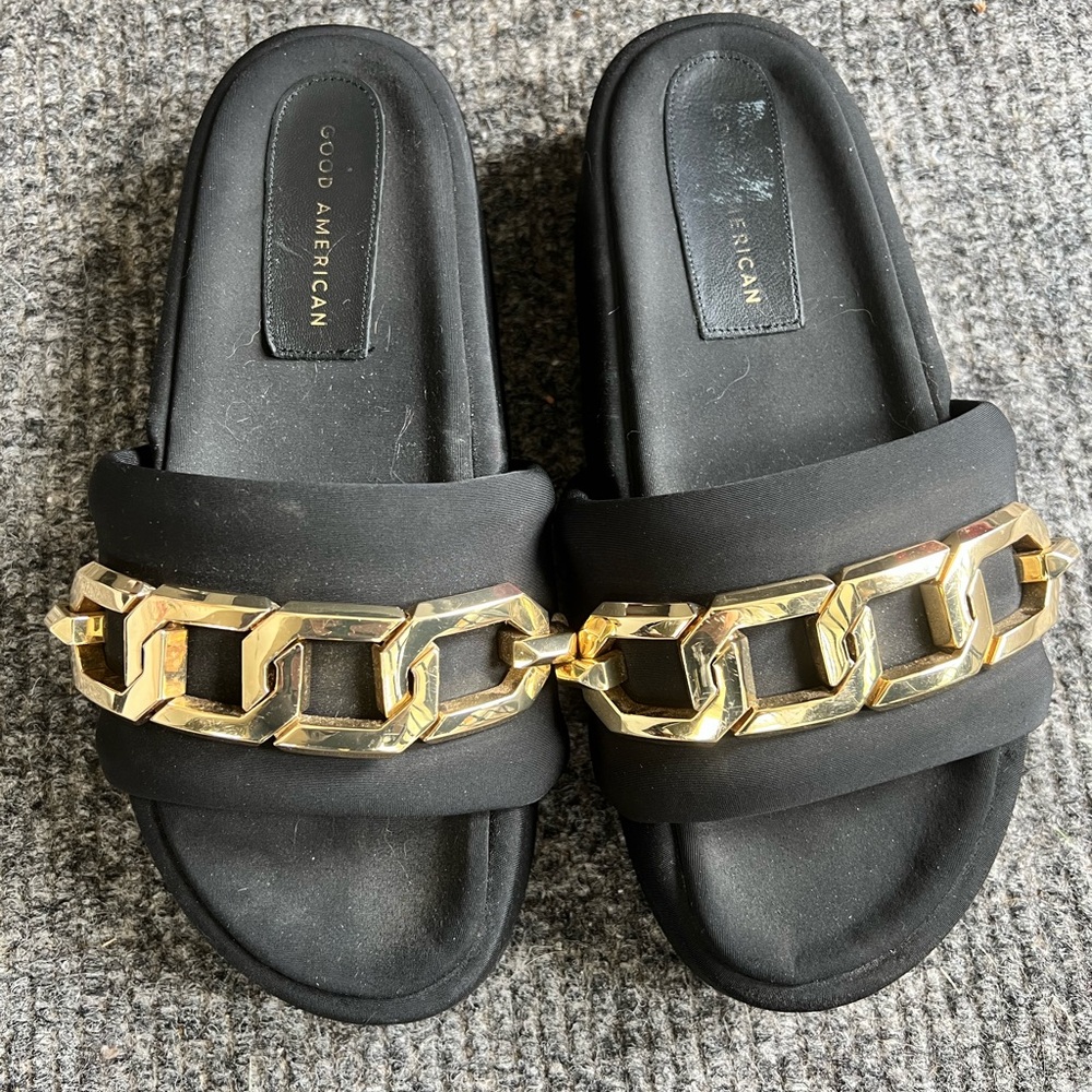 Good American Gold Chain black platform slides. Size 9 with a 2” platform.